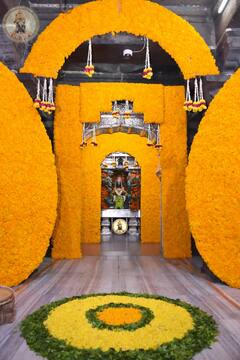 PHOTO : सुंदर ते ध्यान उभे विटेवरी... विठुरायाच्या गाभाऱ्यात फळा-फुलांचा बहर, रामनवमीनिमित्त आकर्षक सजावट