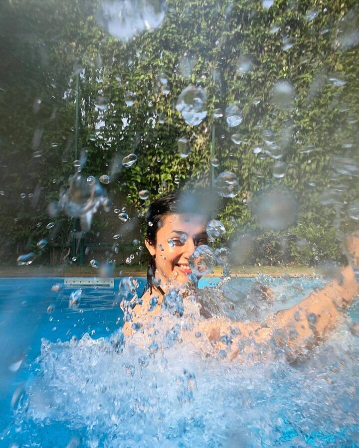 लगता है इन दिनों हर कोई वेकेशन के मूड में हैं. लिहाज़ा ज्यादातर सितारे मालदीव पहुंच गए हैं और जो मालदीव नहीं पहुंचे हैं वो अपने अपने तरीके से इन्जॉय कर रहे हैं. वहीं अब दिव्यांका त्रिपाठी भी पूल में रिलैक्स करती नज़र आई हैं. (फोटो - इंस्टाग्राम)