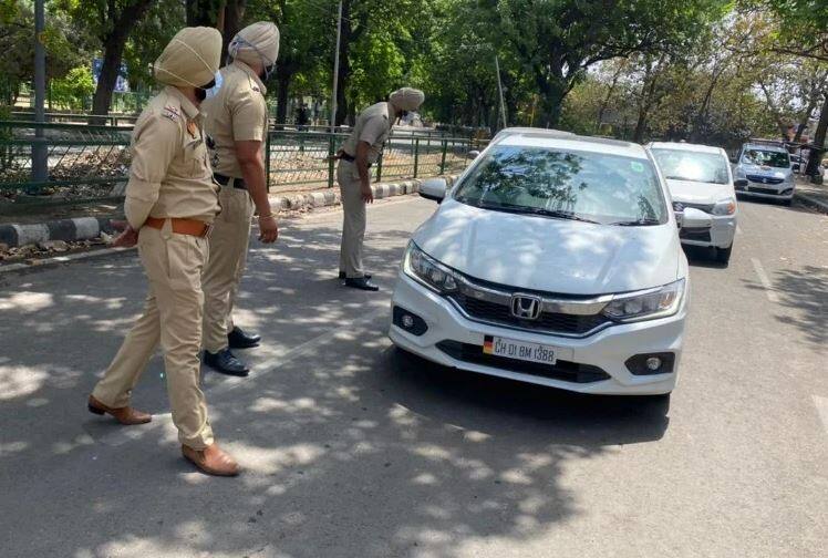 Chandigarh: Bride Not wearing Mask to save makeup, police cut the bride's challan ਚੰਡੀਗੜ੍ਹ ਪੁਲਿਸ ਨੇ ਬਗੈਰ ਮਾਸਕ ਕਾਰ ਸਵਾਰ Bride without mask ਜਾ ਕੱਟਿਆ ਚਲਾਨ ਕੱਟੇ ਤਾਂ ਲਾੜੀ ਨੇ ਦਿੱਤਾ ਇਹ ਬਿਆਨ