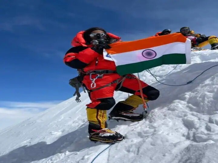 commendable woman waved indian national flag after reaching mount ...