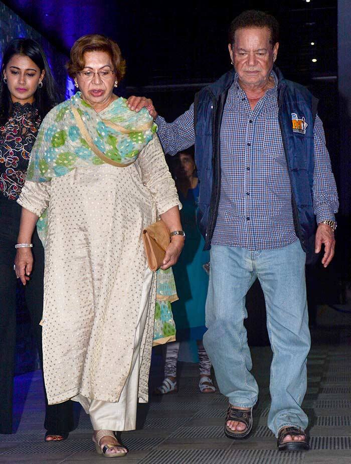 इसी बीच काम के सिलसिले में उनकी मुलाकात हेलन से हुई जो उस ज़माने में मशहूर डांसर और वैम्प के किरदारों के लिए फेमस थीं. सलीम हेलन को दिल दे बैठे और दोनों ने शादी कर ली. सलीम ने हेलन को अपनी दूसरी पत्नी बना लिया.