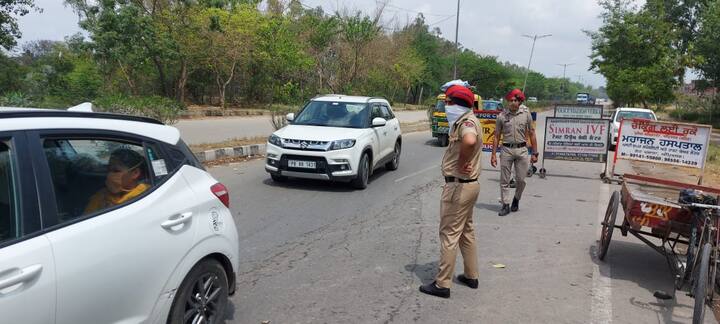 ਇਸ ਹਦਾਇਤ ਤਹਿਤ ਵੱਖ-ਵੱਖ ਖੇਤਰਾਂ 'ਚ ਪੁਲਿਸ ਦੀ ਨਾਕੇਬੰਦੀ ਤੇ ਸਿਹਤ ਵਿਭਾਗ ਦੀਆਂ ਟੀਮਾਂ ਨੇ ਪਹੁੰਚ ਕੇ ਬਗੈਰ ਮਾਸਕ ਘੁੰਮ ਰਹੇ ਲੋਕਾਂ ਦੇ ਸੈਂਪਲ ਇਕੱਠੇ ਕੀਤੇ ਗਏ। (Photo Credit:- Gagandeep Sharma)