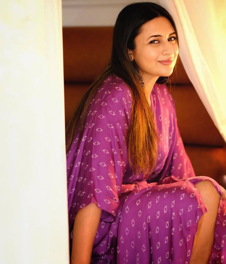 इन शानदार तस्वीरों पर उनके फैंस भी काफी शानदार कमेंट कर रहे हैं. और लोगों को दिव्यांका का ये अनदेखा अंदाज़ खूब भा भी रहा है. (फोटो - इंस्टाग्राम)