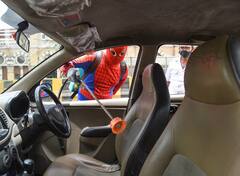 Mumbi Corona : উত্তুঙ্গ সংক্রমণ, মুম্বইয়ের চাওল স্যানিটাইজেশনে স্পাইডার ম্যান