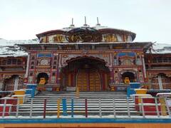 Uttarakhand: बदरीनाथ धाम में जमकर हुई बर्फबारी, मौसम हुआ सुहावना, गर्मी से राहत