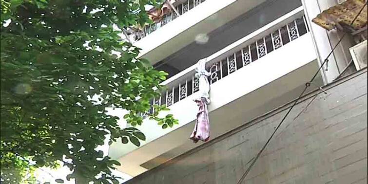 Kolkata Coronavirus Senior Citizen Jump From Third Floor After Family Three People Tests Positive Kolkata Coronavirus: বাড়িতে তিন করোনা আক্রান্ত, বারান্দা থেকে কাপড় বেয়ে বেরোতে গিয়ে পড়ে মৃত্যু বৃদ্ধের? না কি আত্মহত্যা? চাঞ্চল্য হাজরা রোড এলাকায়