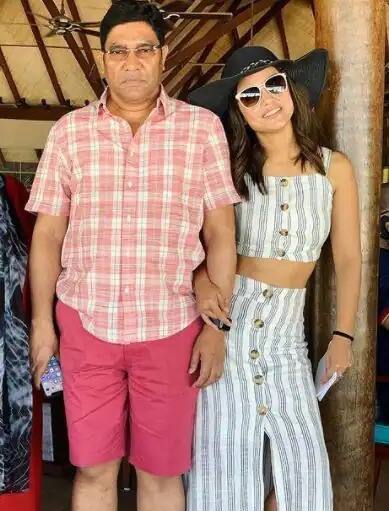 গতকাল রাতেই মুম্বই রওনা দেন তিনি। অংশ নেন বাবার শেষযাত্রায়।