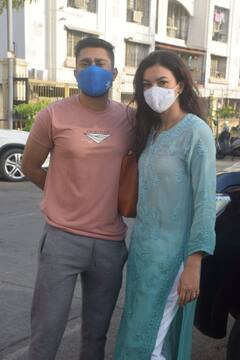 नीली कुर्ती और जूती पहन घर से निकलीं Gauhar Khan, पति Zaid Darbar का भी दिखा दमदार लुक