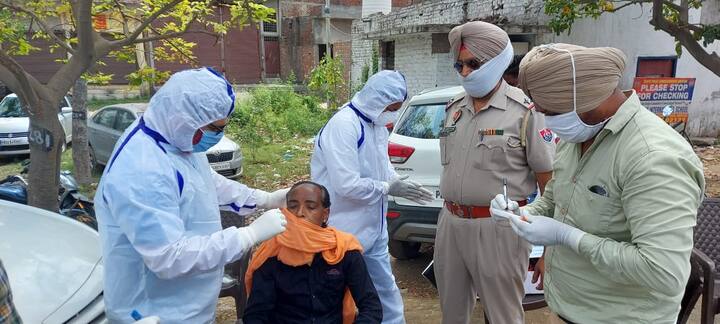 ਅੰਮ੍ਰਿਤਸਰ 'ਚ ਕੋਰੋਨਾ ਦੇ ਵਧਦੇ ਕੇਸਾਂ ਤੋਂ ਚੌਕਸ ਸਿਹਤ ਵਿਭਾਗ ਦੀਆਂ ਟੀਮਾਂ ਵੱਲੋਂ ਪੁਲਿਸ ਦੇ ਸਹਿਯੋਗ ਨਾਲ ਵੱਖ-ਵੱਖ ਥਾਂਵਾਂ 'ਤੇ ਨਾਕੇਬੰਦੀ ਕੀਤੀ ਗਈ। ਇਸ ਦੇ ਨਾਲ ਹੀ ਟੀਮ ਵੱਲੋਂ ਮਾਸਕ ਨਾ ਪਹਿਨਣ ਵਾਲੇ ਚਾਲਕਾਂ ਦੇ ਕੋਰੋਨਾ ਦੇ ਸੈਂਪਲ ਲਏ ਜਾ ਰਹੇ ਹਨ। (Photo Credit:- Gagandeep Sharma)