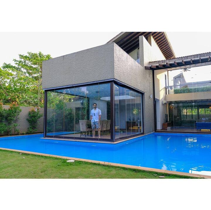 इसके अलावा विवेक दहिया ने एक और तस्वीर शेयर की है जो एक शानदार रिसोर्ट की लग रही है. इस तस्वीर में डाइनिंग रूम में शीशे के पीछे खड़े नज़र आ पर हैं. (फोटो - इंस्टाग्राम)