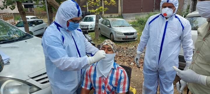 ਅੰਮ੍ਰਿਤਸਰ ਦੇ ਸੁਲਤਾਨਵਿੰਡ ਖੇਤਰ 'ਚ ਵੇਰਕਾ ਸਰਕਾਰੀ ਹਸਪਤਾਲ ਵੱਲੋਂ ਤਾਇਨਾਤ ਟੀਮ ਦੇ ਡਾਕਟਰਾਂ ਨੇ ਦੱਸਿਆ ਕਿ ਸਾਡੇ ਵੱਲੋਂ ਰੋਜਾਨਾ ਵੱਖ-ਵੱਖ ਥਾਈਂ ਲੱਗਣ ਵਾਲੇ ਨਾਕਿਆਂ 'ਤੇ 150 ਦੇ ਕਰੀਬ ਸੈਂਪਲ ਲਏ ਜਾਂਦੇ ਹਨ ਜਿਨ੍ਹਾਂ ਦੀ 24 ਘੰਟਿਆਂ 'ਚ ਰਿਪੋਰਟ ਦੇ ਸਰਕਾਰੀ ਮੈਡੀਕਲ ਕਾਲਜ ਵੱਲੋਂ ਦਿੱਤੀ ਜਾਂਦੀ ਹੈ। (Photo Credit:- Gagandeep Sharma)