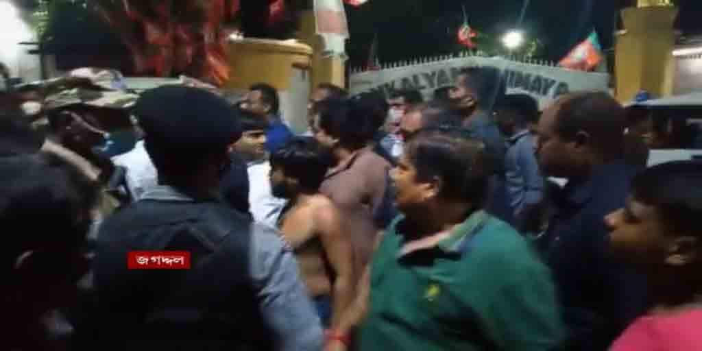 WB Election 2021 Live Updates: Mamata Banerjee, Amit Shah poll campaign TMC BJP, Congress, left fifth phase poll violence WB Election 2021 Live Updates: ভোটের আগে জগদ্দলে অর্জুন সিংহর বাড়ির সামনে বোমাবাজির অভিযোগ, পুলিশের সঙ্গে বচসা বিজেপি সাংসদের