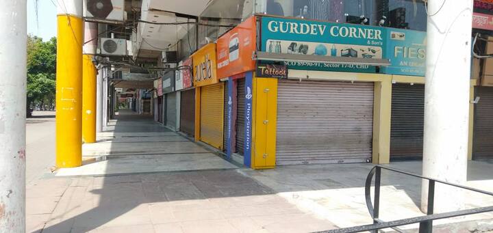 ਚੰਡੀਗੜ੍ਹ ਪੁਲਿਸ ਮੁਲਾਜ਼ਮ ਸੜਕਾਂ 'ਤੇ ਵੇਖੇ ਗਏ ਤੇ ਕਈ ਥਾਂਵਾਂ 'ਤੇ ਨਾਕੇ ਲਗਾਏ ਗਏ। ਇਸ ਦੌਰਾਨ ਕੋਈ ਵੀ ਵਿਅਕਤੀ ਜੋ ਗੈਰ-ਲਾਜ਼ਮੀ ਕਾਰਨਾਂ ਕਰਕੇ ਘੁੰਮਦਾ ਮਿਲਿਆ ਉਸ ਦਾ ਚਲਾਨ ਕੱਟਿਆ ਗਿਆ। (Photo Credit:- Meharban Singh)