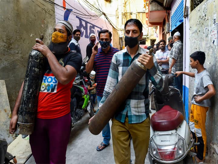 Oxygen is available for free here in Delhi people are reaching from far and wide ann दिल्ली: फ्री ऑक्सीजन मिलने की खबर सुनते ही पहुंचने लगे जरूरतमंद, लगी लोगों की कतार