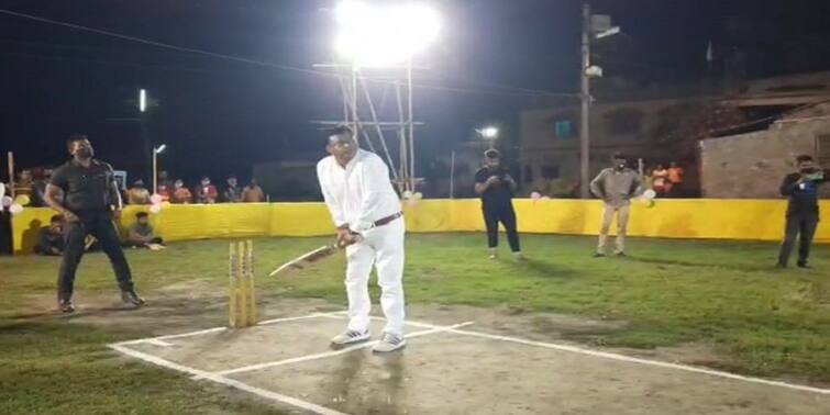 West Bengal Election 2021: Raiganj BJP Candidate Krishna Kalyani Playing Cricket and reveal the real meaning of Khela Hobe slogan WB Election 2021: প্রচার শেষে ক্রিকেট মাঠে বিজেপি প্রার্থী, বোঝালেন ‘খেলা হবে’ স্লোগানের আসল মানে