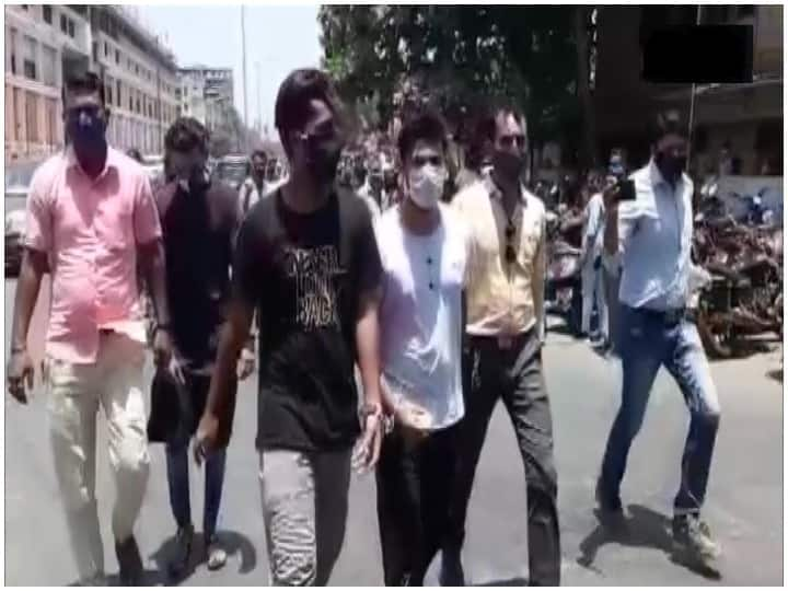 Maharashtra: Three people arrested from Mira Road in Thane district for black marketing of Remdesivir महाराष्ट्रः रेमडेसिविर की कालाबाजारी करने वाले 3 गिरफ्तार, ठाणे पुलिस ने जब्त की तीन शीशियां