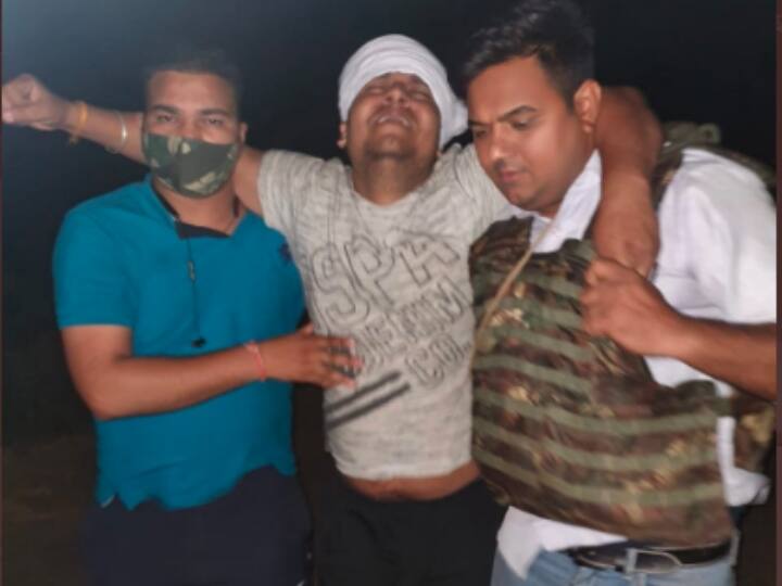 यूपी: हाथरस में बड़ी मुठभेड़, पुलिस की गोली से घायल हुआ एक लाख का इनामी बदमाश, साथी भी गिरफ्तार Hathras police arrested wanted criminal for a reward of Rs 1 lakh in an encounter यूपी: हाथरस में बड़ी मुठभेड़, पुलिस की गोली से घायल हुआ एक लाख का इनामी बदमाश, साथी भी गिरफ्तार