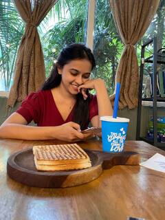 ஏனென்றால் உன் பிறந்தநாள்.. நடிகை ஸ்ரீ திவ்யாவின் பர்த்டேகேலரி..