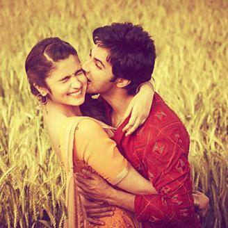 শোনা যায়, সমস্যা এমনই পর্যায় পৌছায়, নাতাশা বরুণের শ্যুটিং সেটে পৌঁছে যেতেন তাঁর ওপর নজর রাখতে। পরে অবশ্য পরিস্থিতি স্বাভাবিক হয়। এরপর একাধিকবার একসঙ্গে পর্দায় দেখা গিয়েছে আলিয়া-বরুণ জুটিকে।