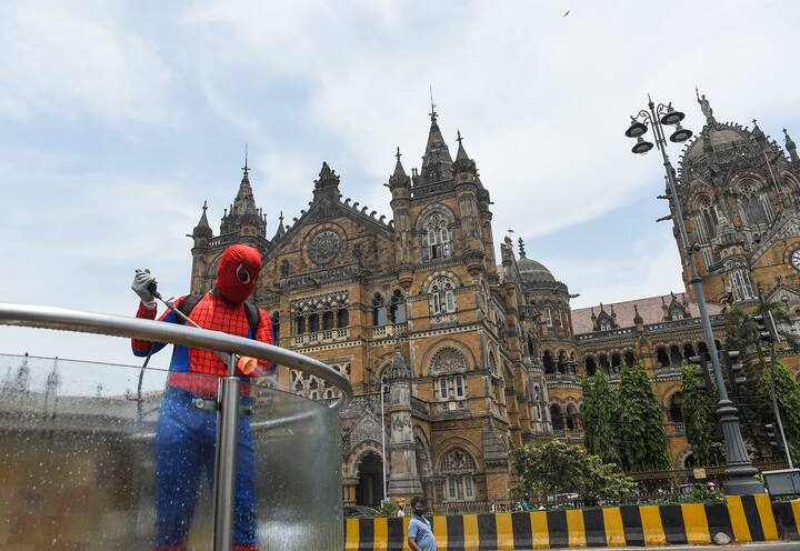 স্পাইডারম্যানের সাজে এই ব্যক্তির নাম অশোক কুর্মী । এই ব্যক্তি একটি ওষুধের কোম্পানির সঙ্গে যুক্ত ।
