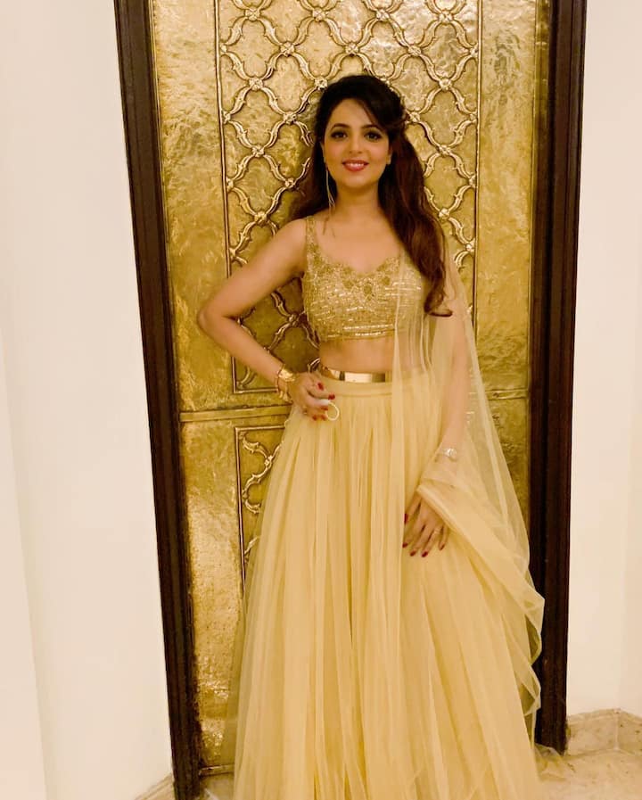 द कपिल शर्मा शो में कई बार विद्यावति के रोल में नज़र आ चुकी और बेहतरीन कॉमेडियन सुगंधा मिश्रा जल्द ही शादी के बंधन में बंधने जा रही हैं. हाल ही में एक इंटरव्यू में उन्होंने शादी से जुड़ी कई बातें शेयर की हैं. (फोटो - इंस्टाग्राम)