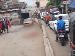 बिहार: बुजुर्ग महिला के शव को बीच सड़क पर छोड़ फरार हुआ एंबुलेंस चालक, पुलिस ने पहुंचाया अस्पताल