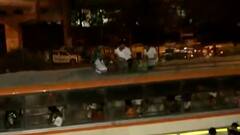 Lockdown की आहट से प्रवासी मजदूरों में अफरातफरी, घर पहुंचने के लिए स्टेशनों पर बढ़ी भीड़