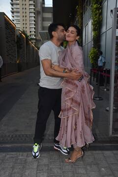 Pavitra Poonia को Ejaz Khan ने सरे आम किया Kiss, Corona काल में Mask हटाकर काटा केक और मनाया Birthday