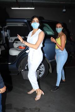 Janhvi Kapoor फिटनेस ट्रेनर के साथ मालदीप से छुट्टियां एंजॉय करके लौटीं मुंबई, देखें तस्वीरें