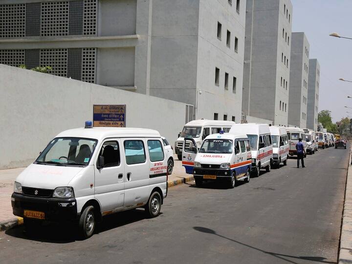 In Ahmedabad, treatment will be given in an ambulance outside the civil hospital અમદાવાદમાં સિવિલ બહાર એમ્બ્યુલન્સમાં જ અપાશે સારવાર, લાઈનો લાગતાં રૂપાણી સરકારે લીધો નિર્ણય
