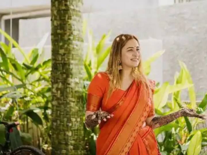 मेहंदी सेरेमनी में ज्वाला ने गुलाबी रंग का लहंगा चोली पहना हुआ था. इसमें वो बेहद खूबसूरत दिख रही थीं.