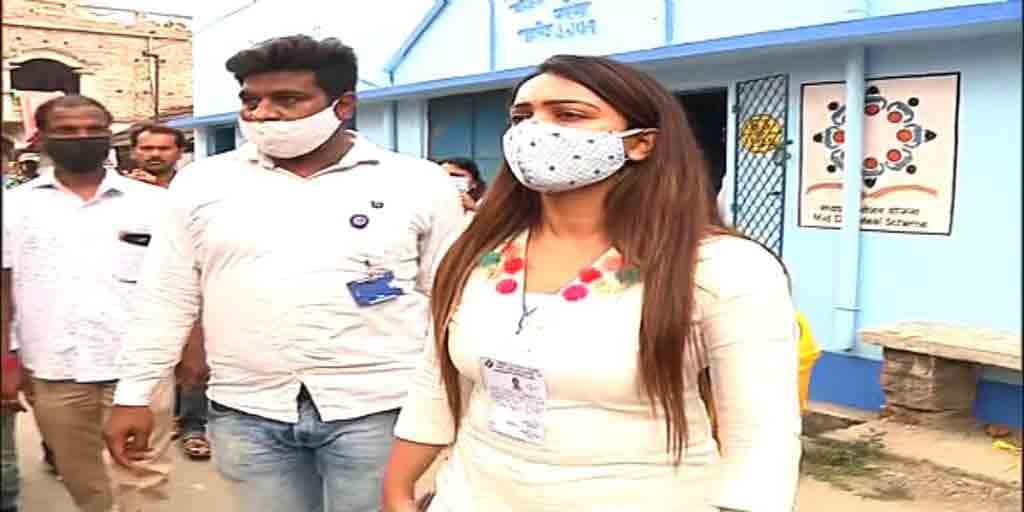 WB Election 2021: কৃষ্ণনগরে কৌশানীকে ঘিরে ‘জয় শ্রীরাম’ স্লোগান, এটা পরিকল্পনামাফিক বিক্ষোভ, দাবি তৃণমূল প্রার্থীর WB Election 2021 Koushani Mukherjee reaction on the attack over BJP during election poll WB Election 2021: কৃষ্ণনগরে কৌশানীকে ঘিরে ‘জয় শ্রীরাম’ স্লোগান, এটা পরিকল্পনামাফিক বিক্ষোভ, দাবি তৃণমূল প্রার্থীর