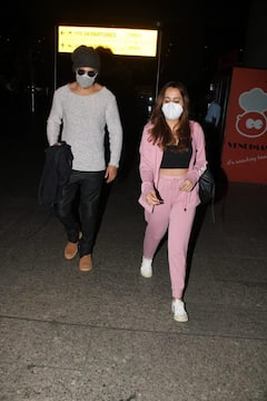 पत्नी नताशा के साथ एयरपोर्ट पर स्पॉट हुए वरुण धवन, लोगों ने किया ट्रोल तो दिया मुंहतोड़ जवाब