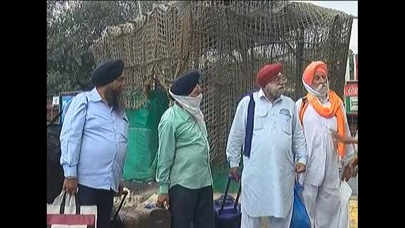 ਪਾਕਿਸਤਾਨ ਤੋਂ ਪਰਤੇ ਸ਼ਰਧਾਲੂ ਤੇ ਮੈਡੀਕਲ ਕਰਮਚਾਰੀ ਆਪਸ 'ਚ ਭਿੜੇ, ਡਾਕਟਰੀ ਅਮਲੇ ਨੇ ਵਿਚਾਲੇ ਛੱਡਿਆ ਟੈਸਟਿੰਗ ਦਾ ਕੰਮ ਪਾਕਿਸਤਾਨ ਤੋਂ ਪਰਤੇ ਸ਼ਰਧਾਲੂ ਤੇ ਮੈਡੀਕਲ ਕਰਮਚਾਰੀ ਆਪਸ 'ਚ ਭਿੜੇ, ਡਾਕਟਰੀ ਅਮਲੇ ਨੇ ਵਿਚਾਲੇ ਛੱਡਿਆ ਟੈਸਟਿੰਗ ਦਾ ਕੰਮ