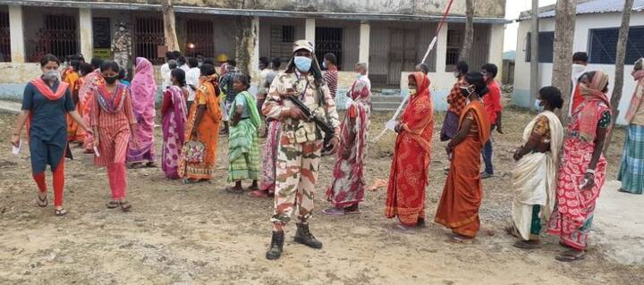 मतदान के लिए लाइन में खड़े मतदाता कोरोना नियमों का पालन करते हुए दिखाई दिए. लोगों ने एक दूसरे से दूरी बनाकर अपनी बारी का इंतेजार किया.