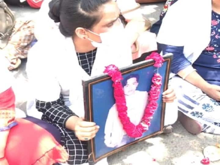 मेरठ में लैब टेक्नीशियन की कोरोना से मौत पर हंगामा, साथियों ने सीएमओ ऑफिस का किया घेराव Uproar over death of lab technician from Corona in Meerut ann मेरठ में लैब टेक्नीशियन की कोरोना से मौत पर हंगामा, साथियों ने सीएमओ ऑफिस का किया घेराव