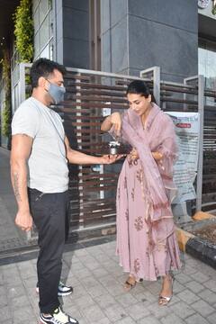 Pavitra Poonia को Ejaz Khan ने सरे आम किया Kiss, Corona काल में Mask हटाकर काटा केक और मनाया Birthday