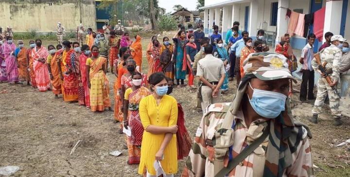 बता दें, छठे चरण में उत्तर 24 परगना जिले की 17 सीटों के अलावा नादिया और उत्तर दिनाजपुर की नौ-नौ और पूर्ब बर्द्धमान की आठ सीटों पर मतदान होना है.