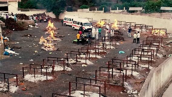 कोरोना विस्फोट का असर, लगातार बढ़ रही हैं श्मशान के बाहर एम्बुलेंस की कतार | भारत की बात