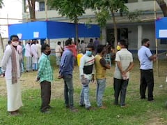 West Bengal Election: बंगाल में वोटिंग जारी, मतदाताओं को बांटे मास्क, लेकिन नहीं दिखी सोशल डिस्टेंसिंग