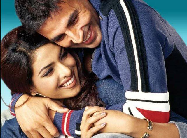 कहते हैं साथ में काम करते-करते अक्षय और प्रियंका भी काफी नज़दीक आ गए थे और इनके रोमांस के चर्चे होने लगे थे. यह खबर ट्विंकल तक भी पहुंचीं.
