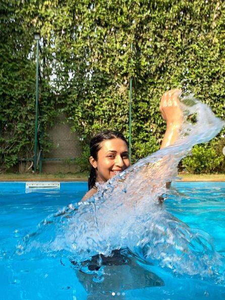 टीवी सीरियल ये है मोहब्बतें से अपनी अलग पहचान स्थापित करने वाली दिव्यांका त्रिपाठी का एक नया अवतार सामने आया है. ये पहली बार जब दिव्यांका को पूल साइड मस्ती करते देखा गया है.