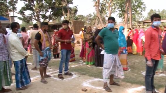 WB Election 2021: उत्तर दिनाजपुर में सुबह से वोटरों की लंबी लाइन, क्या हैं लोगों के मुद्दे?