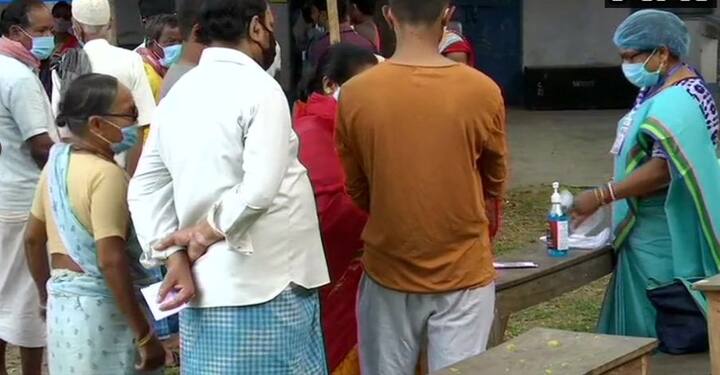 मिली जानकारी के मुताबिक, जिन मतदाताओं के पास मास्क नहीं था उन्हें मास्क भी उपलब्ध कराया गया. साथ ही मतदाताओं के हाथ भी सैनेटाइज किए गए.