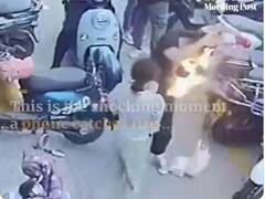 Viral Video: भरे बाजार में युवक के बैग के अंदर फटा मोबाइल, घटना CCTV में कैद