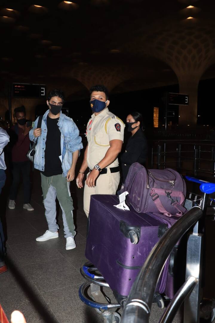 गौरी अपने बेटे आर्यन के साथ न्यूयॉर्क रवाना हुई हैं.