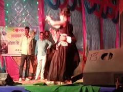 कोरोना नियमों को 'ठेंगा' दिखाकर ऑरकेस्ट्रा का किया आयोजन, डांसरों ने लगाए ठुमके, सोता रहा प्रशासन