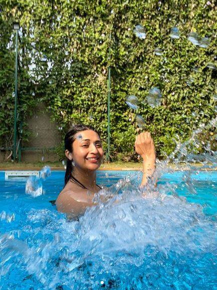 दिव्यांका इसमें 'वाटर बेबी' वाला पोज दे रही हैं. पानी के बीच दिव्यांका की खुशी का अंदाजा इन तस्वीरों को देखकर ही लगा सकते हो.