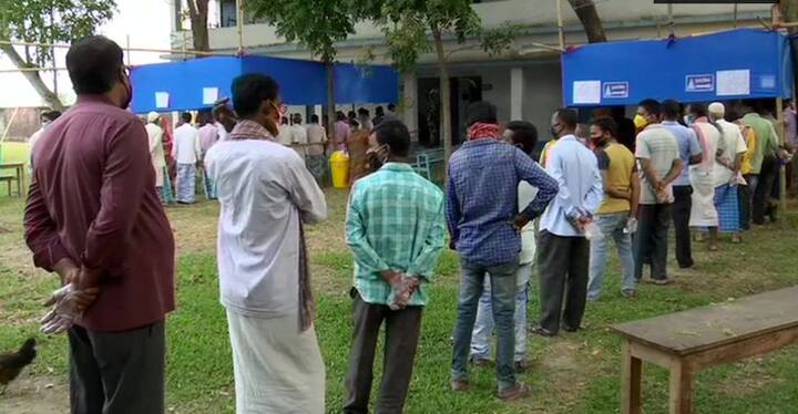 कोरोना वायरस की दूसरी लहर के बीच निर्वाचन आयोग के एक अधिकारी ने कहा कि पिछले चरणों में हिंसा को देखते हुए सुरक्षा उपाय सख्त किए गए हैं. साथ ही कोराना गाइडलाइंस का मतदाता पालन करें इसके लिए भी तैयारी पूरी है.