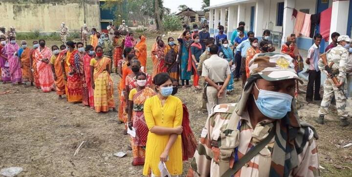 सभी मतदाता शांतिपूर्वक मतदान में भाग लें इसके लिए मौके पर कई पुलिसकर्मी भी तैनात दिखें. इसके अलावा कोरोना नियमों का पालन हो इस बात पर भी सख्ती दिखी.